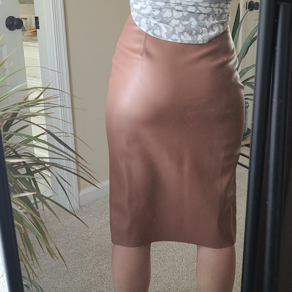 SOLD✅️Dusty Pink Faux Leather Pencil Skirt - Picture 3 of 7